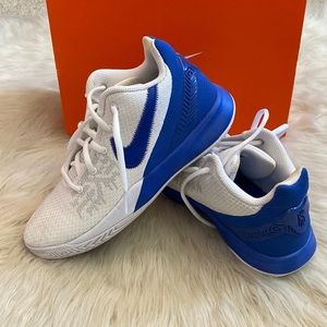Kyrie Flytrap II in white/game royal